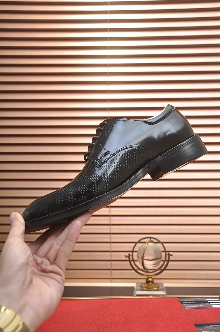 Men's men's shoes 💰520💶 [LV] (original single cowhide lining) 🍀LV's latest genuine leather business suit shoes are launched simultaneously on the official website. The first-layer cowhide imported from Italy is made of heavy gold, 💥official website 1:1 rubber outsole. Versatile to wear, high-end without losing class, and the color combination is extraordinary. This four-season style is alluring when worn on your feet, showing off your big-name flair. Standard code 38-45 (45 customized)